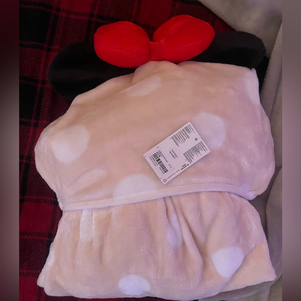 Forever 21 limited addition minnie mouse hooded blanket